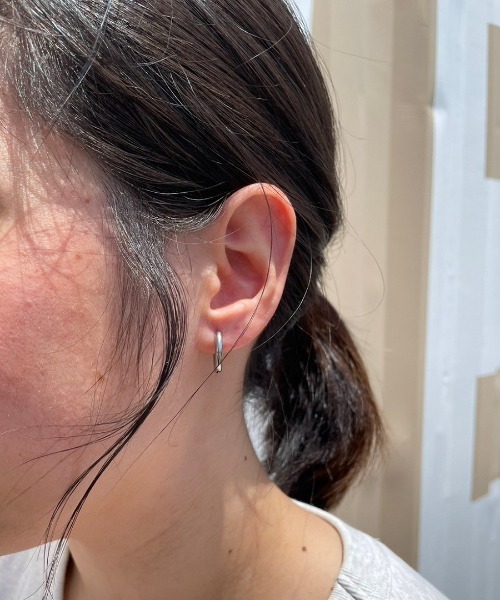 PARKS TOKYO SELECT（パークストウキョウセレクト）の「金属アレルギー対応 サージカルステンレス/316L ワンタッチラウンドフープピアス（ピアス（両耳用）・レディース・シルバー/ブラック・15 /19/17/14）」の9枚目の写真