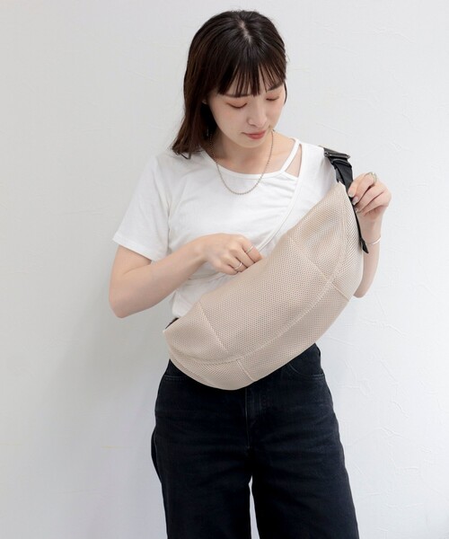 fredy emue（フレディエミュ）の「ボンディングクロワッサンショルダーバッグ（ショルダーバッグ・レディース・ブラック/ベージュ・FREE）」の3枚目の写真