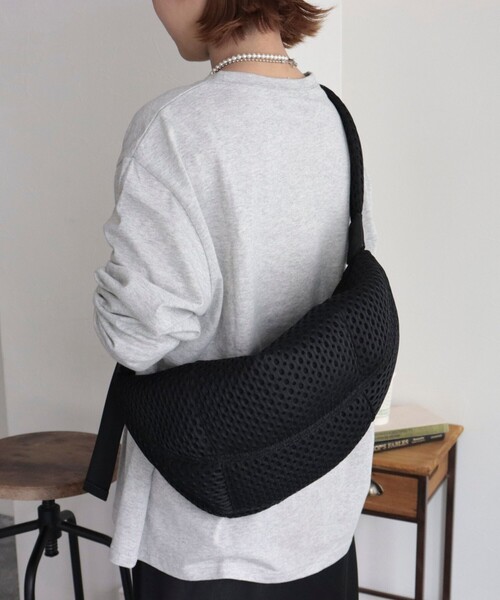 fredy emue（フレディエミュ）の「ボンディングクロワッサンショルダーバッグ（ショルダーバッグ・レディース・ブラック/ベージュ・FREE）」の13枚目の写真