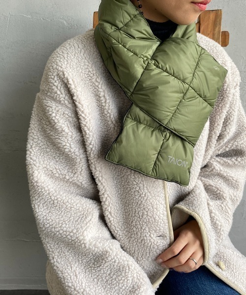 TAION（タイオン）の「【WEB限定】[TAION/タイオン] ベーシックダウンマフラー（マフラー・レディース・ブラック/オフホワイト/パープル/オレンジ/オリーブ/カーキ/グレー・ONE SIZE）」の4枚目の写真