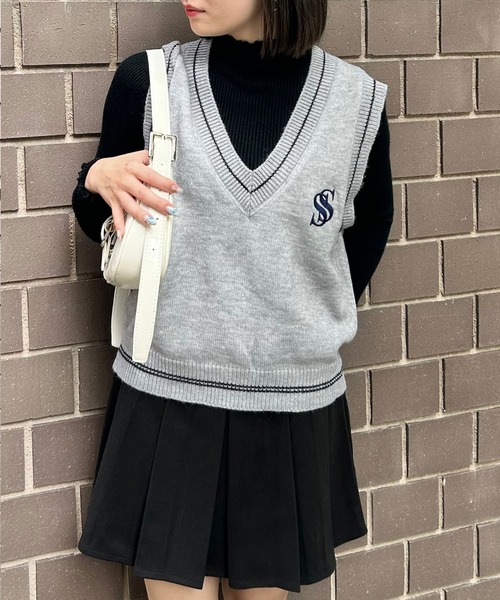 SPIGA(スピーガ)の「Sロゴ刺繍Vネックニットベスト(ベスト・レディース・ネイビー/ホワイト/ブラック/グレー・FREE)」の4枚目の写真