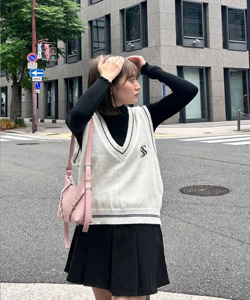 SPIGA(スピーガ)の「Sロゴ刺繍Vネックニットベスト(ベスト・レディース・ネイビー/ホワイト/ブラック/グレー・FREE)」の2枚目の写真
