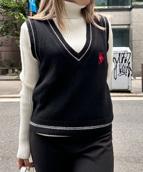 SPIGA(スピーガ)の「Sロゴ刺繍Vネックニットベスト(ベスト・レディース・ネイビー/ホワイト/ブラック/グレー・FREE)」の3枚目の写真