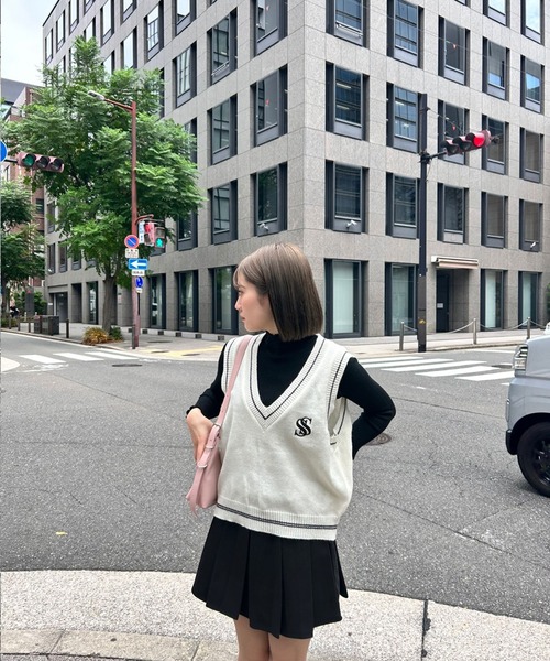 SPIGA(スピーガ)の「Sロゴ刺繍Vネックニットベスト(ベスト・レディース・ネイビー/ホワイト/ブラック/グレー・FREE)」の5枚目の写真