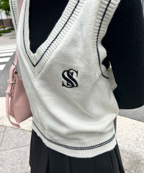 SPIGA(スピーガ)の「Sロゴ刺繍Vネックニットベスト(ベスト・レディース・ネイビー/ホワイト/ブラック/グレー・FREE)」の7枚目の写真