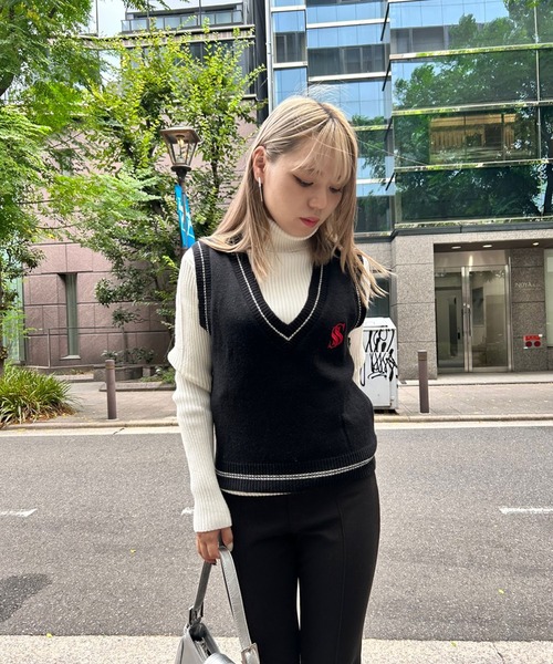 SPIGA(スピーガ)の「Sロゴ刺繍Vネックニットベスト(ベスト・レディース・ネイビー/ホワイト/ブラック/グレー・FREE)」の11枚目の写真