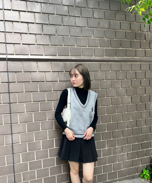 SPIGA(スピーガ)の「Sロゴ刺繍Vネックニットベスト(ベスト・レディース・ネイビー/ホワイト/ブラック/グレー・FREE)」の13枚目の写真