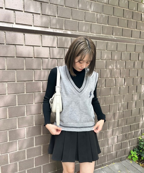 SPIGA(スピーガ)の「Sロゴ刺繍Vネックニットベスト(ベスト・レディース・ネイビー/ホワイト/ブラック/グレー・FREE)」の14枚目の写真