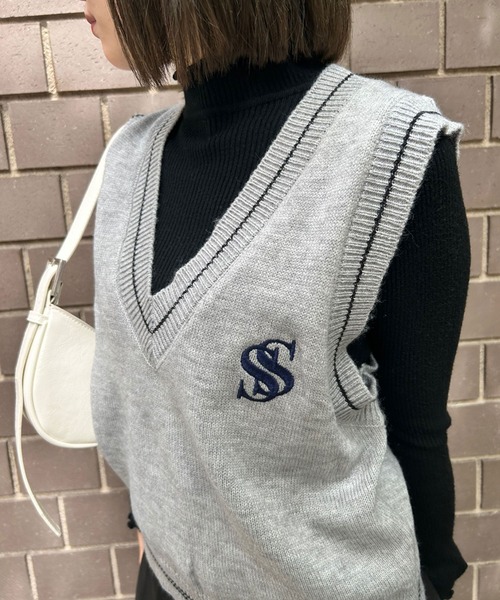 SPIGA(スピーガ)の「Sロゴ刺繍Vネックニットベスト(ベスト・レディース・ネイビー/ホワイト/ブラック/グレー・FREE)」の16枚目の写真
