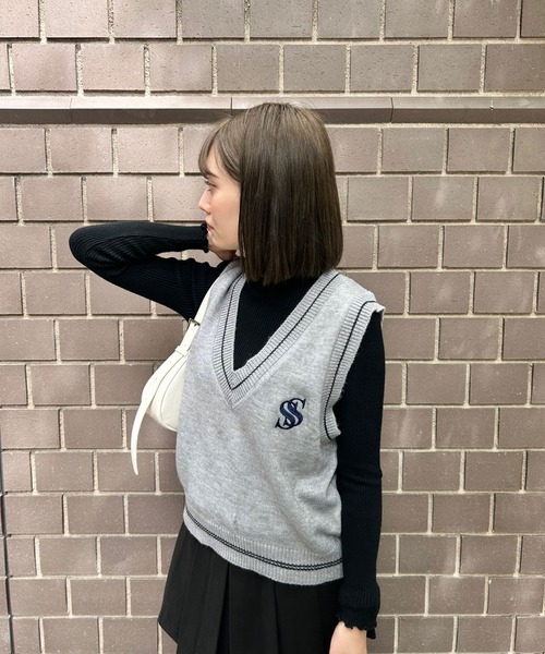 SPIGA(スピーガ)の「Sロゴ刺繍Vネックニットベスト(ベスト・レディース・ネイビー/ホワイト/ブラック/グレー・FREE)」の15枚目の写真