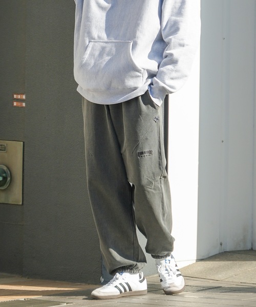 THRASHER(スラッシャー)の「【THRASHER/スラッシャー】ピグメント加工 ヘビーウェイト ワンポイントブランドロゴ同色刺繍 スウェットパンツ(スウェットパンツ・メンズ・ホワイト/ブラック・X-LARGE/LARGE/MEDIUM)」の2枚目の写真