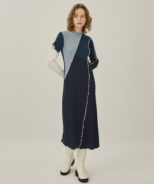 PUBLIC TOKYO(パブリックトウキョウ)の「スウィッチウェーブリブニットワンピース(ワンピース・レディース・マルチ/ブルー/ブラック・FREE)」の5枚目の写真