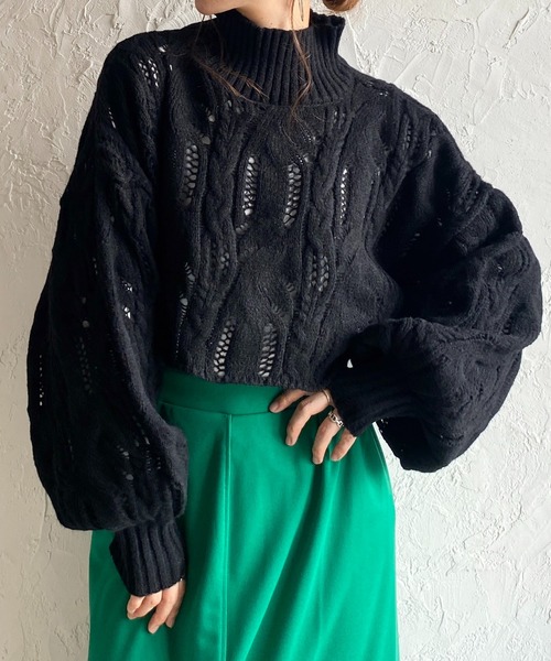 She's Closet(シーズクローゼット)の「ショート丈長袖ボリュームスリーブ透かし編みハイネックモヘアタッチケーブルニット(ニット/セーター・レディース・ブルー/マスタード/アイボリー/ブラック/グレイッシュベージュ・FREE)」の1枚目の写真