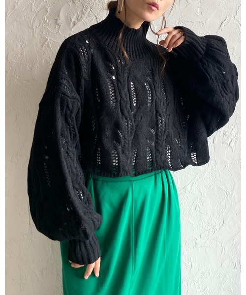 She's Closet(シーズクローゼット)の「ショート丈長袖ボリュームスリーブ透かし編みハイネックモヘアタッチケーブルニット(ニット/セーター・レディース・ブルー/マスタード/アイボリー/ブラック/グレイッシュベージュ・FREE)」の8枚目の写真