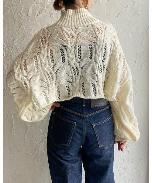 She's Closet(シーズクローゼット)の「ショート丈長袖ボリュームスリーブ透かし編みハイネックモヘアタッチケーブルニット(ニット/セーター・レディース・ブルー/マスタード/アイボリー/ブラック/グレイッシュベージュ・FREE)」の10枚目の写真