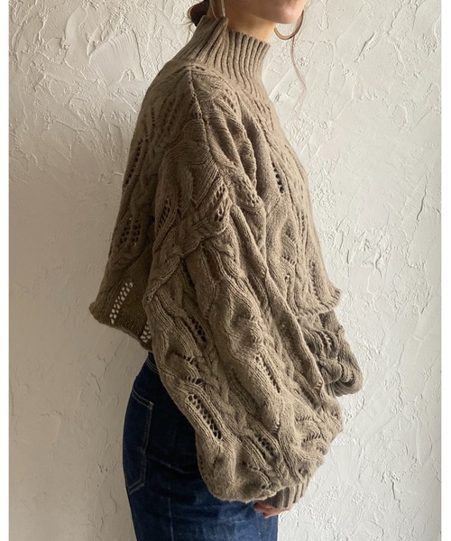She's Closet(シーズクローゼット)の「ショート丈長袖ボリュームスリーブ透かし編みハイネックモヘアタッチケーブルニット(ニット/セーター・レディース・ブルー/マスタード/アイボリー/ブラック/グレイッシュベージュ・FREE)」の13枚目の写真