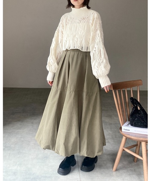 She's Closet(シーズクローゼット)の「ショート丈長袖ボリュームスリーブ透かし編みハイネックモヘアタッチケーブルニット(ニット/セーター・レディース・ブルー/マスタード/アイボリー/ブラック/グレイッシュベージュ・FREE)」の15枚目の写真