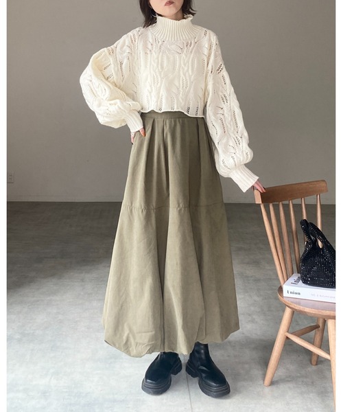 She's Closet(シーズクローゼット)の「ショート丈長袖ボリュームスリーブ透かし編みハイネックモヘアタッチケーブルニット(ニット/セーター・レディース・ブルー/マスタード/アイボリー/ブラック/グレイッシュベージュ・FREE)」の16枚目の写真