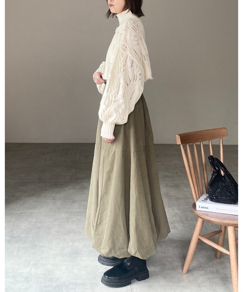 She's Closet(シーズクローゼット)の「ショート丈長袖ボリュームスリーブ透かし編みハイネックモヘアタッチケーブルニット(ニット/セーター・レディース・ブルー/マスタード/アイボリー/ブラック/グレイッシュベージュ・FREE)」の17枚目の写真