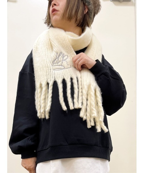 Right-on（ライトオン）の「【HONEYSUCKLE ROSE】ふわふわ無地刺繍ロゴ太フリンジマフラー（マフラー・レディース・ベージュ/ホワイト・ONE SIZE）」の3枚目の写真