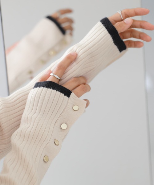 n'OrLABEL（ノアールレーベル）の「『配色袖ボタンハイネックニット』（ニット/セーター・レディース・ブラック/グレー/アイボリー/ダークラベンダー/グレイッシュブルー・LL/M/L）」の7枚目の写真