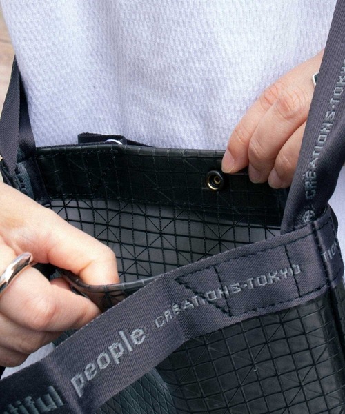 beautiful people(ビューティフルピープル)の「beautiful people plaid vinyl logo tape shoulder bag 1000611931(ショルダーバッグ・レディース・クリア/ブラック・FREE)」の4枚目の写真