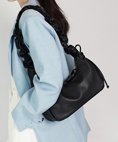 LA VORAGINE(ラ ヴォラジネ)の「2wayギャザーショルダーバッ/ハンドバッグ(ショルダーバッグ・レディース・ブラック/アイボリー・FREE)」の5枚目の写真