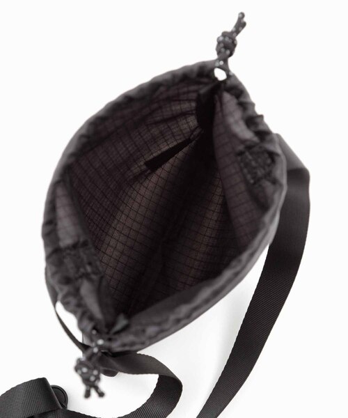 ADAM ET ROPE'(アダムエロペ)の「【TRAVEL COUTURE】RIP 巾着Shoulder(ショルダーバッグ・メンズ・ブラック・FREE)」の4枚目の写真