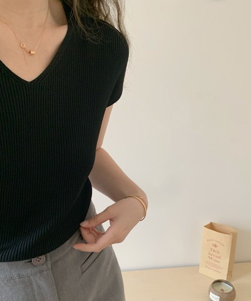 Doux Belle(ドゥーベル)の「VネックリブニットTシャツ(Tシャツ/カットソー・レディース・ベージュ/ブラック/ホワイト/カーキ/ピンク・FREE)」の17枚目の写真