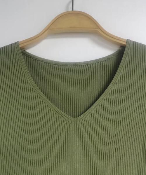 Doux Belle(ドゥーベル)の「VネックリブニットTシャツ(Tシャツ/カットソー・レディース・ベージュ/ブラック/ホワイト/カーキ/ピンク・FREE)」の10枚目の写真