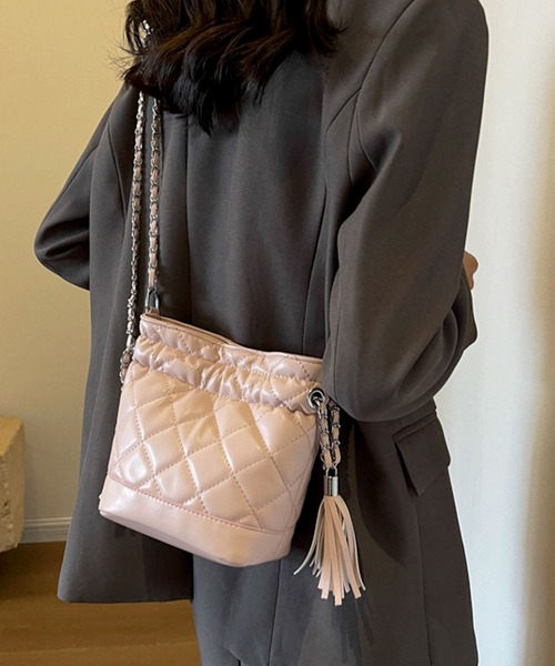 florist（フローリスト）の「タッセルチャームがかわいい♪キルトレザー巾着ショルダーバッグ（ショルダーバッグ・レディース・ホワイト/ピンク/シルバー/ブラック・FREE）」の3枚目の写真