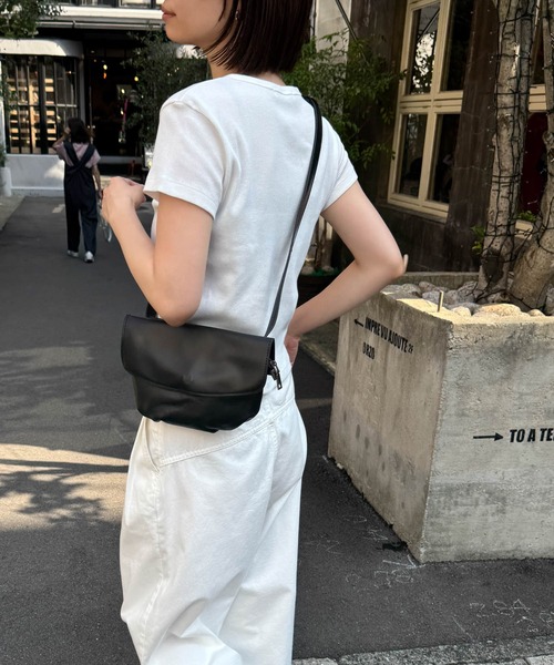 CANAL JEAN(キャナルジーン)の「El mar レザーボディバッグ(ボディバッグ/ウエストポーチ・レディース・ブラック・ONE SIZE)」の2枚目の写真