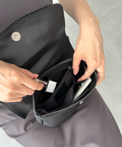 CANAL JEAN(キャナルジーン)の「El mar レザーボディバッグ(ボディバッグ/ウエストポーチ・レディース・ブラック・ONE SIZE)」の6枚目の写真