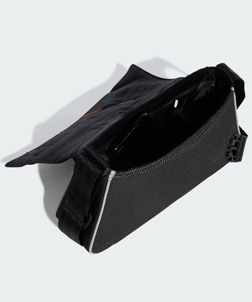 adidas(アディダス)の「ミニ エアライナーバッグ / アディダスオリジナルス adidas Originals(ショルダーバッグ・メンズ・ブラック・FREE)」の3枚目の写真