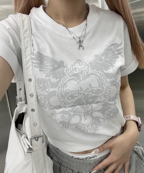 Never mind the XU / Chikashitsu+（ネバーマインド ザ エックスユー / チカシツプラス）の「韓国ファッション nmtc + エヌエムティーシープラス design heart crop tee クロップT クロップドトップス 半袖Tシャツ 半袖トップス グラフィックTシャツ プリントロゴTシャツ 韓国ファッション 韓国ストリート ストリートファッション（Tシャツ/カットソー・レディース・ホワイト/チャコール・ONE SIZE）」の2枚目の写真