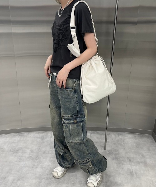 Never mind the XU / Chikashitsu+（ネバーマインド ザ エックスユー / チカシツプラス）の「韓国ファッション nmtc + エヌエムティーシープラス design heart crop tee クロップT クロップドトップス 半袖Tシャツ 半袖トップス グラフィックTシャツ プリントロゴTシャツ 韓国ファッション 韓国ストリート ストリートファッション（Tシャツ/カットソー・レディース・ホワイト/チャコール・ONE SIZE）」の5枚目の写真