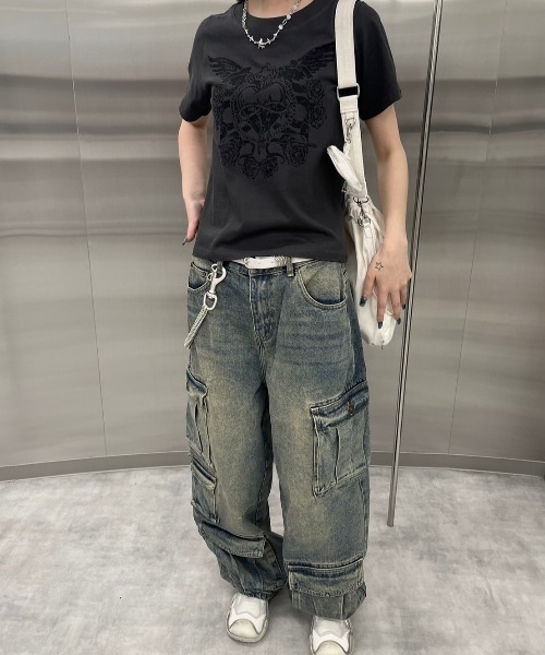 Never mind the XU / Chikashitsu+（ネバーマインド ザ エックスユー / チカシツプラス）の「韓国ファッション nmtc + エヌエムティーシープラス design heart crop tee クロップT クロップドトップス 半袖Tシャツ 半袖トップス グラフィックTシャツ プリントロゴTシャツ 韓国ファッション 韓国ストリート ストリートファッション（Tシャツ/カットソー・レディース・ホワイト/チャコール・ONE SIZE）」の4枚目の写真