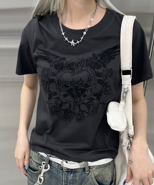 Never mind the XU / Chikashitsu+（ネバーマインド ザ エックスユー / チカシツプラス）の「韓国ファッション nmtc + エヌエムティーシープラス design heart crop tee クロップT クロップドトップス 半袖Tシャツ 半袖トップス グラフィックTシャツ プリントロゴTシャツ 韓国ファッション 韓国ストリート ストリートファッション（Tシャツ/カットソー・レディース・ホワイト/チャコール・ONE SIZE）」の6枚目の写真