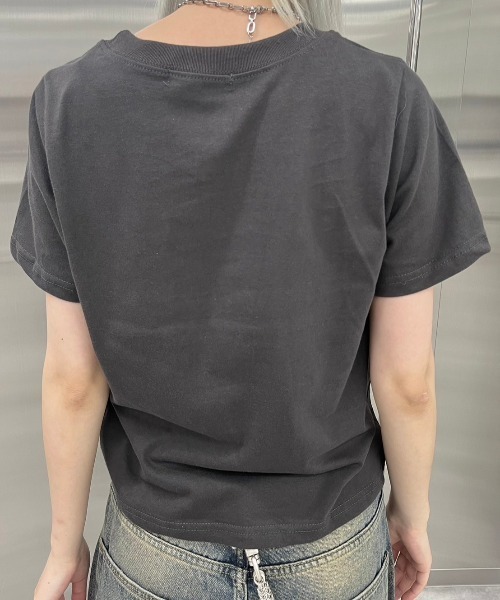 Never mind the XU / Chikashitsu+（ネバーマインド ザ エックスユー / チカシツプラス）の「韓国ファッション nmtc + エヌエムティーシープラス design heart crop tee クロップT クロップドトップス 半袖Tシャツ 半袖トップス グラフィックTシャツ プリントロゴTシャツ 韓国ファッション 韓国ストリート ストリートファッション（Tシャツ/カットソー・レディース・ホワイト/チャコール・ONE SIZE）」の8枚目の写真
