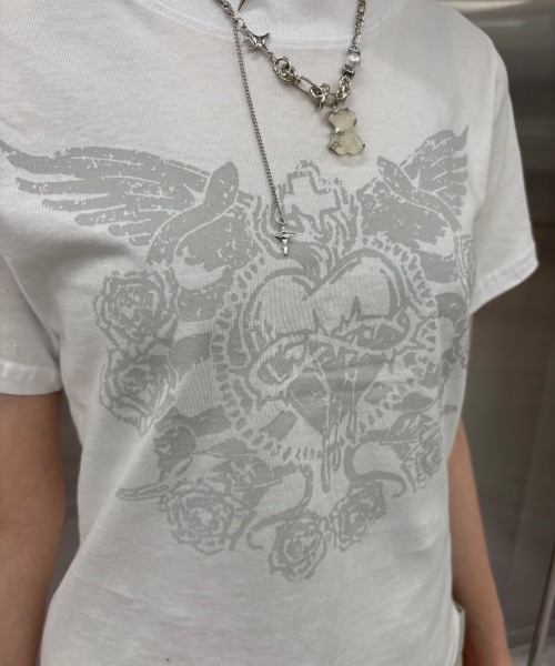 Never mind the XU / Chikashitsu+（ネバーマインド ザ エックスユー / チカシツプラス）の「韓国ファッション nmtc + エヌエムティーシープラス design heart crop tee クロップT クロップドトップス 半袖Tシャツ 半袖トップス グラフィックTシャツ プリントロゴTシャツ 韓国ファッション 韓国ストリート ストリートファッション（Tシャツ/カットソー・レディース・ホワイト/チャコール・ONE SIZE）」の15枚目の写真