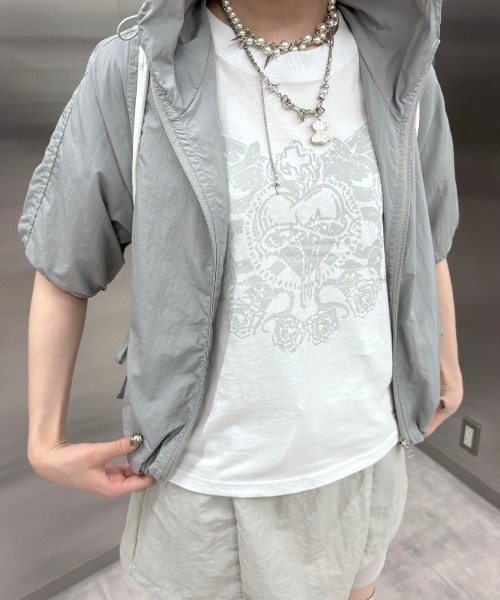 Never mind the XU / Chikashitsu+（ネバーマインド ザ エックスユー / チカシツプラス）の「韓国ファッション nmtc + エヌエムティーシープラス design heart crop tee クロップT クロップドトップス 半袖Tシャツ 半袖トップス グラフィックTシャツ プリントロゴTシャツ 韓国ファッション 韓国ストリート ストリートファッション（Tシャツ/カットソー・レディース・ホワイト/チャコール・ONE SIZE）」の11枚目の写真