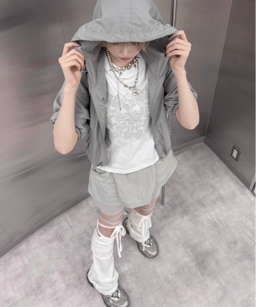 Never mind the XU / Chikashitsu+（ネバーマインド ザ エックスユー / チカシツプラス）の「韓国ファッション nmtc + エヌエムティーシープラス design heart crop tee クロップT クロップドトップス 半袖Tシャツ 半袖トップス グラフィックTシャツ プリントロゴTシャツ 韓国ファッション 韓国ストリート ストリートファッション（Tシャツ/カットソー・レディース・ホワイト/チャコール・ONE SIZE）」の20枚目の写真