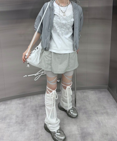 Never mind the XU / Chikashitsu+（ネバーマインド ザ エックスユー / チカシツプラス）の「韓国ファッション nmtc + エヌエムティーシープラス design heart crop tee クロップT クロップドトップス 半袖Tシャツ 半袖トップス グラフィックTシャツ プリントロゴTシャツ 韓国ファッション 韓国ストリート ストリートファッション（Tシャツ/カットソー・レディース・ホワイト/チャコール・ONE SIZE）」の10枚目の写真