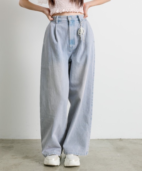 OLIVE des OLIVE（オリーブデオリーブ）の「パールチャーム付きワイドデニムパンツ（その他パンツ・レディース・ブラック系その他/ブルー系その他/サックスブルー・SMALL/MEDIUM）」の3枚目の写真