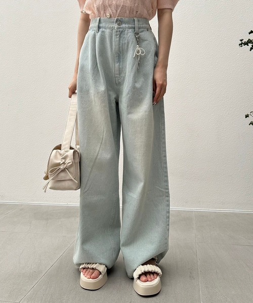 OLIVE des OLIVE（オリーブデオリーブ）の「パールチャーム付きワイドデニムパンツ（その他パンツ・レディース・ブラック系その他/ブルー系その他/サックスブルー・SMALL/MEDIUM）」の2枚目の写真