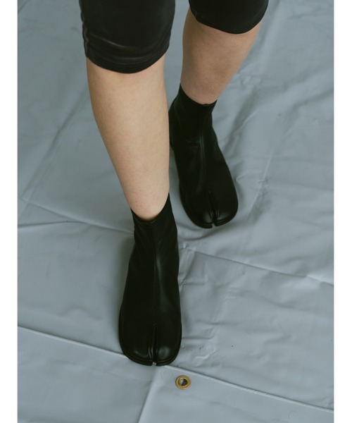 un/neu（アンノイ）の「タビフラットブーツ（ブーツ・レディース・ベージュ/ブラック・SMALL/MEDIUM/LARGE）」の5枚目の写真