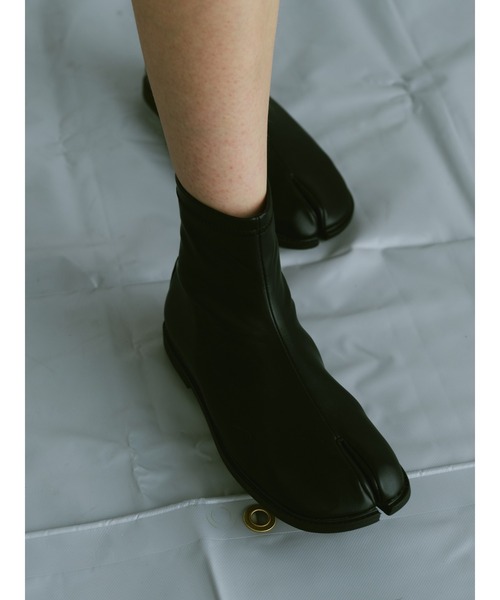 un/neu（アンノイ）の「タビフラットブーツ（ブーツ・レディース・ベージュ/ブラック・SMALL/MEDIUM/LARGE）」の4枚目の写真