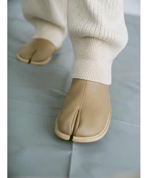 un/neu（アンノイ）の「タビフラットブーツ（ブーツ・レディース・ベージュ/ブラック・SMALL/MEDIUM/LARGE）」の15枚目の写真