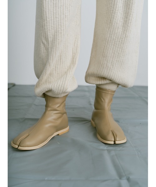 un/neu（アンノイ）の「タビフラットブーツ（ブーツ・レディース・ベージュ/ブラック・SMALL/MEDIUM/LARGE）」の16枚目の写真