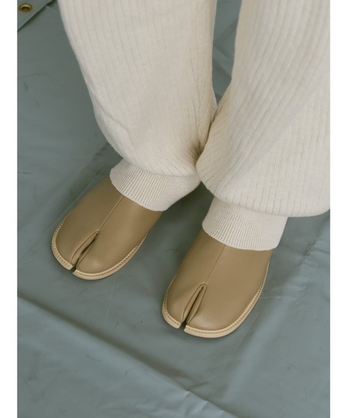 un/neu（アンノイ）の「タビフラットブーツ（ブーツ・レディース・ベージュ/ブラック・SMALL/MEDIUM/LARGE）」の18枚目の写真